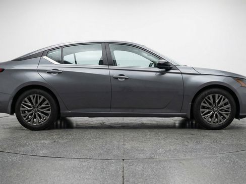 Used 2025 Nissan Altima 2.5 SV FWD image 11