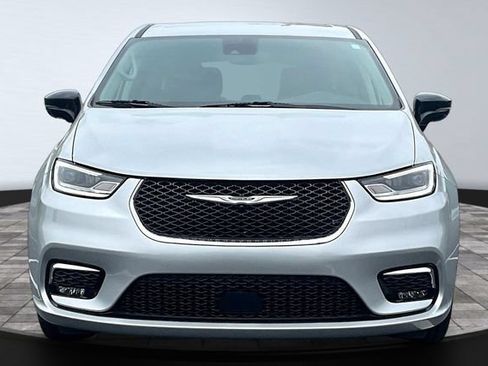 Used 2024 Chrysler Pacifica Touring-L FWD image 2