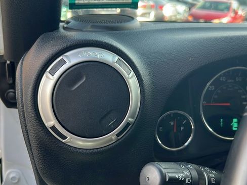 Used 2017 Jeep Wrangler Unlimited Sahara w/ Connectivity Group image 22