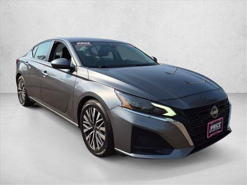 Used 2023 Nissan Altima 2.5 SV w/ SV Premium Package FWD image 3