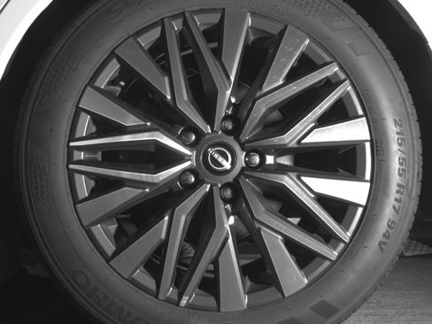 Used 2024 Nissan Altima 2.5 SV image 14