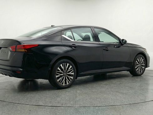 Used 2025 Nissan Altima 2.5 SV image 9