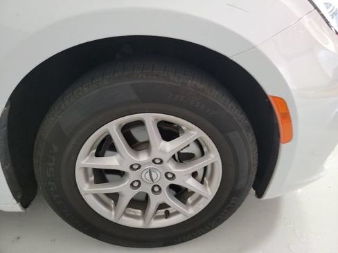 Used 2024 Chrysler Pacifica Touring-L FWD image 4