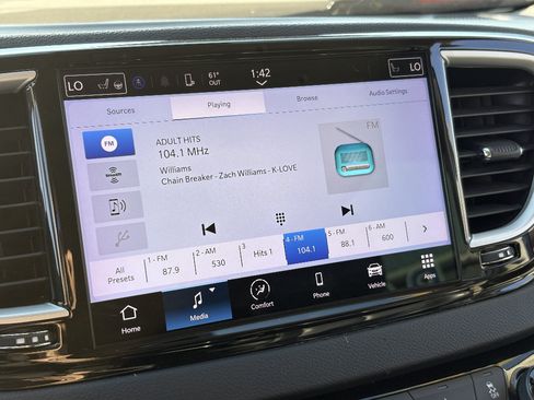 Used 2023 Chrysler Pacifica Touring-L FWD image 37