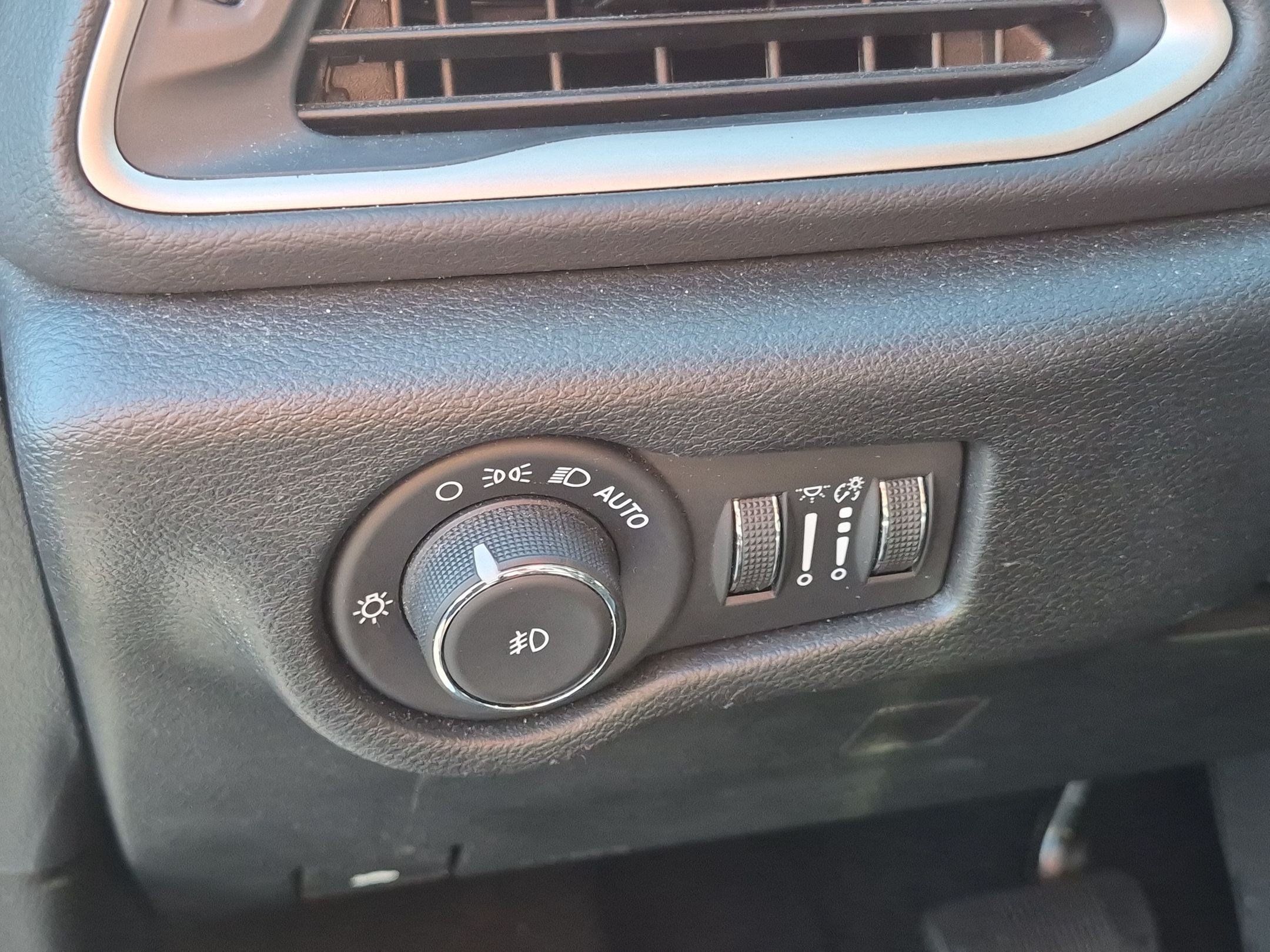 Used 2026 Chrysler Pacifica Select FWD image 17