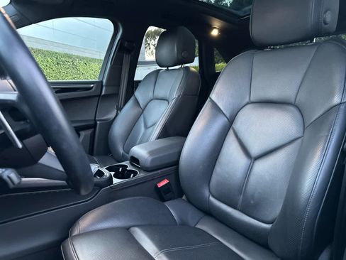 Certified 2025 Porsche Macan image 5