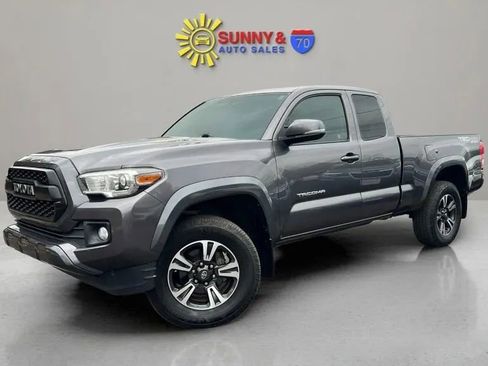 Used 2017 Toyota Tacoma TRD Sport image 4