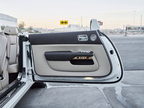Used 2017 Rolls-Royce Dawn image 28
