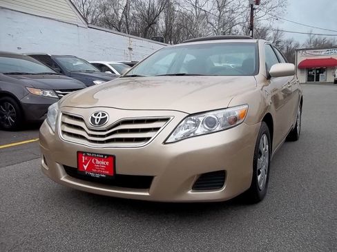 Used 2010 Toyota Camry LE image 1