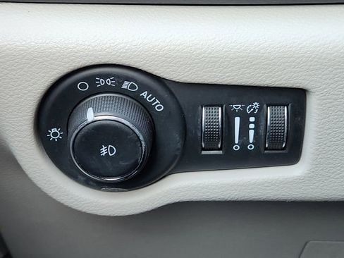 Used 2024 Chrysler Pacifica Touring-L image 22