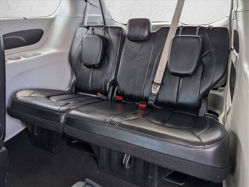 Used 2022 Chrysler Pacifica Touring-L FWD image 18