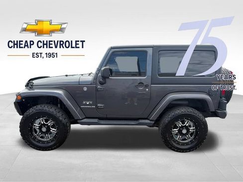 Used 2017 Jeep Wrangler Sahara w/ Connectivity Group AWD/4WD image 2