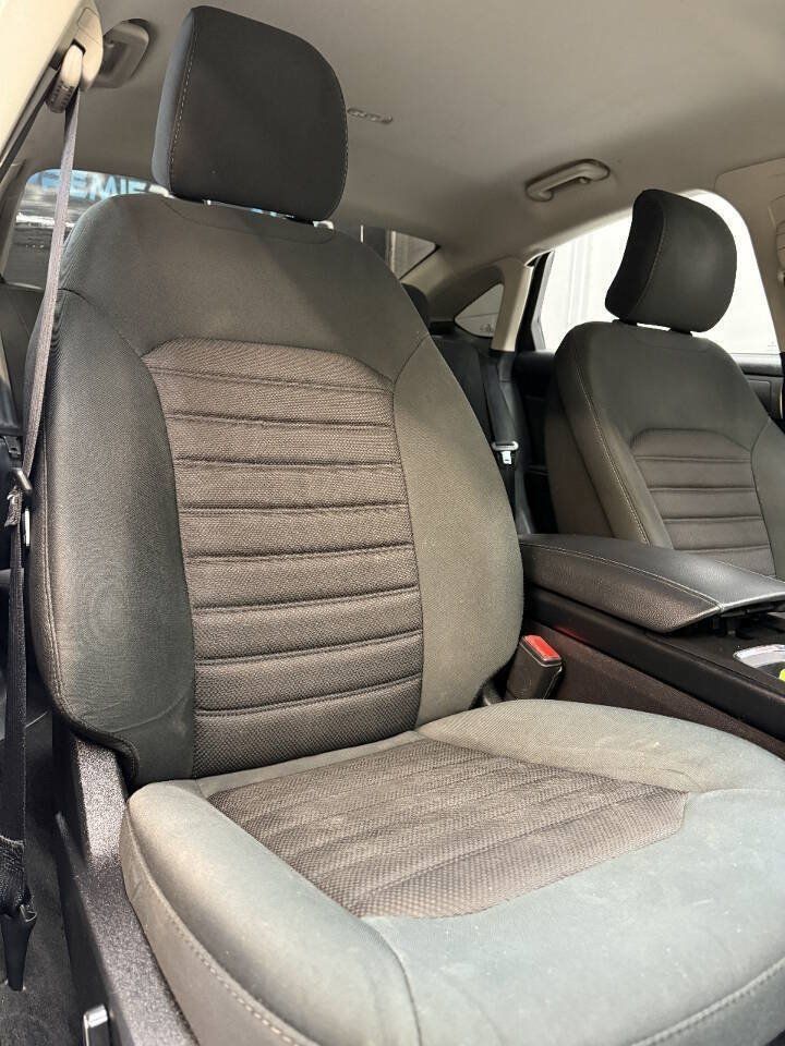 Used 2018 Ford Fusion SE w/ Fusion SE Technology Package FWD image 6