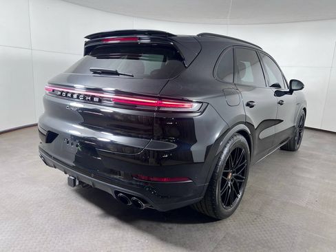 Certified 2025 Porsche Cayenne Turbo AWD/4WD image 7