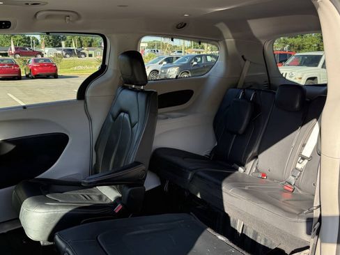 Used 2019 Chrysler Pacifica Touring-L FWD image 14