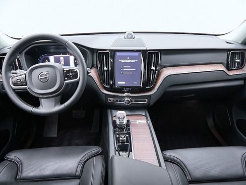 Certified 2023 Volvo XC60 B6 Ultimate w/ Protection Package Premier image 24