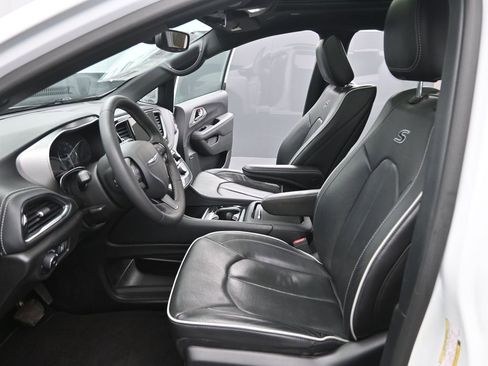 Used 2023 Chrysler Pacifica Limited w/ Uconnect Theater Family Group image 10