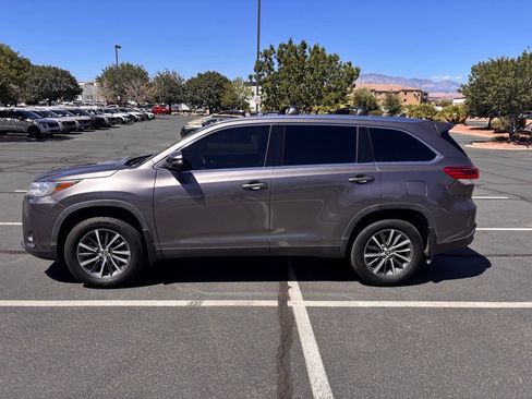 Used 2019 Toyota Highlander XLE AWD/4WD image 8