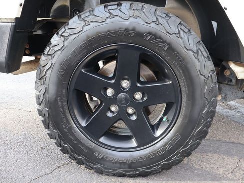 Used 2015 Jeep Wrangler Unlimited Sahara image 41