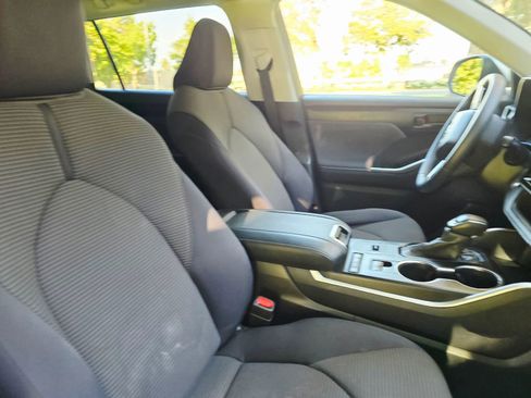 Used 2020 Toyota Highlander LE image 24