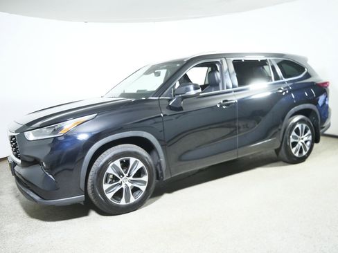 Used 2021 Toyota Highlander XLE image 3