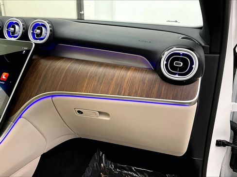 Used 2025 Mercedes-Benz GLC 300 4MATIC image 19