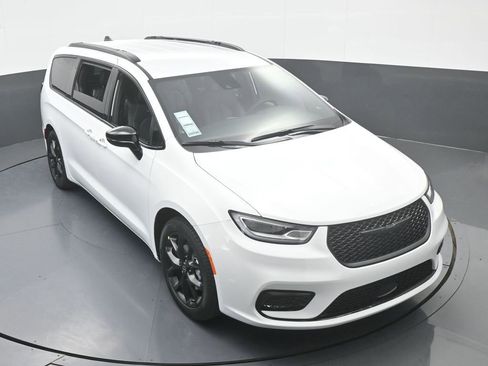 New 2026 Chrysler Pacifica Select image 53