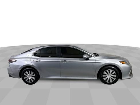 Used 2022 Toyota Camry LE image 9