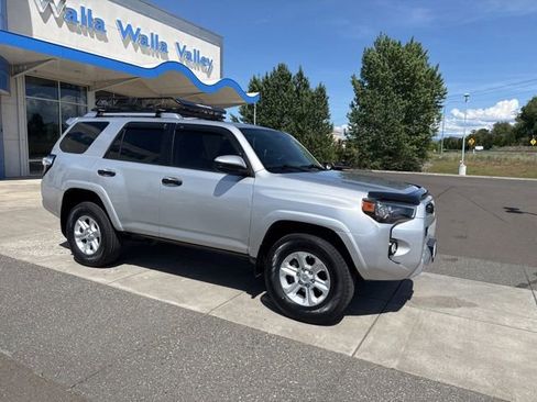 Used 2016 Toyota 4Runner SR5 AWD/4WD image 2