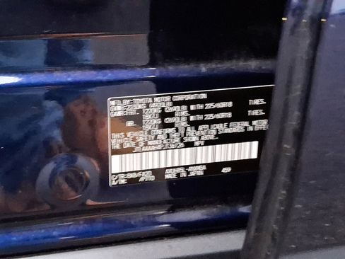 Used 2023 Toyota Venza LE image 27