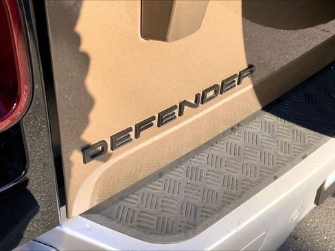 Used 2023 Land Rover Defender 110 S image 31