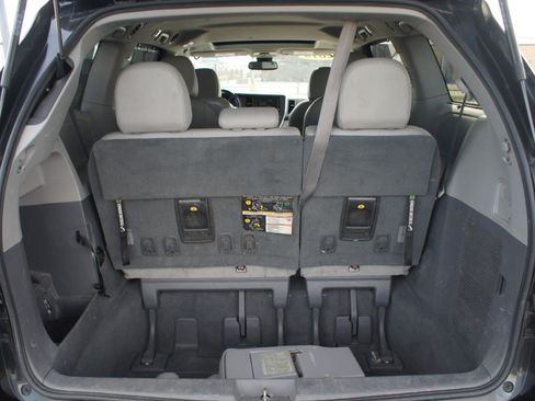 Used 2019 Toyota Sienna XLE FWD image 17