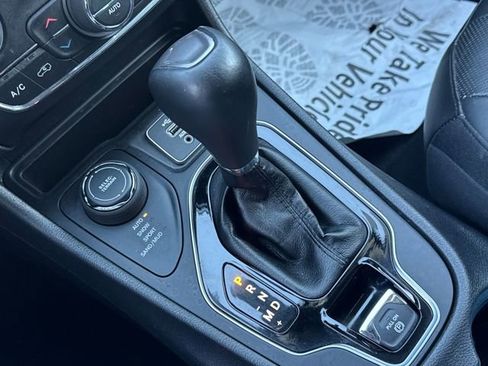 Used 2019 Jeep Cherokee Limited image 12