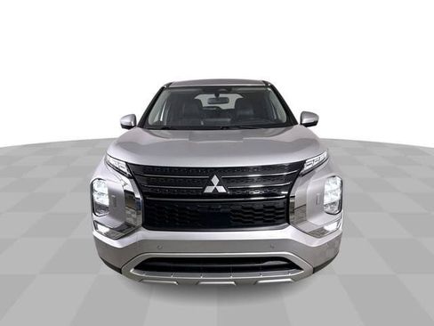 Used 2024 Mitsubishi Outlander SE image 3