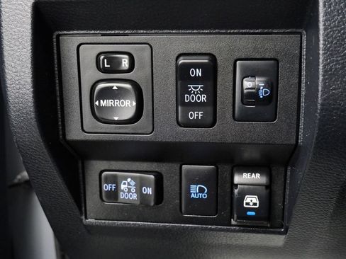 Used 2018 Toyota Tundra SR5 AWD/4WD image 25