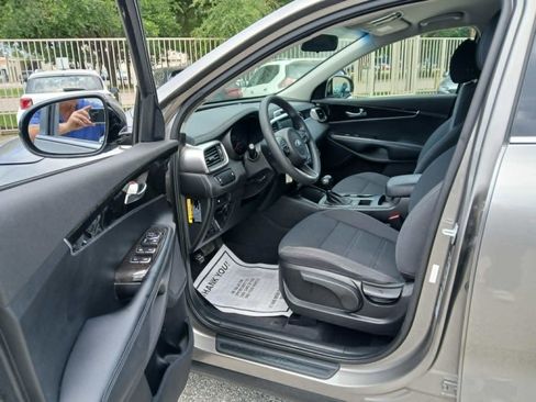 Used 2018 Kia Sorento FWD image 9