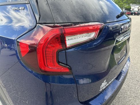 Used 2022 GMC Terrain SLE w/ Driver Convenience Package AWD/4WD image 11