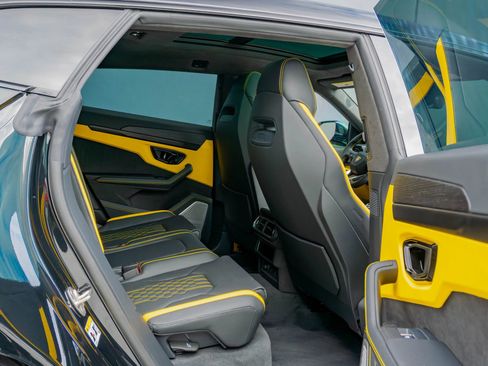 Used 2025 Lamborghini Urus SE AWD/4WD image 65