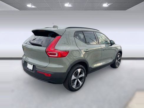 Certified 2024 Volvo XC40 B5 Plus w/ Climate Package image 9