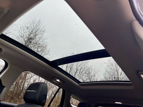 Used 2024 GMC Terrain Denali w/ Denali Premium Package image 24