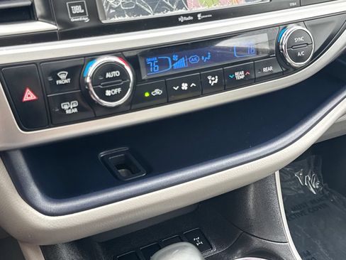 Used 2015 Toyota Highlander Limited AWD/4WD image 24