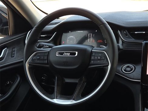 Used 2023 Jeep Grand Cherokee Limited image 12