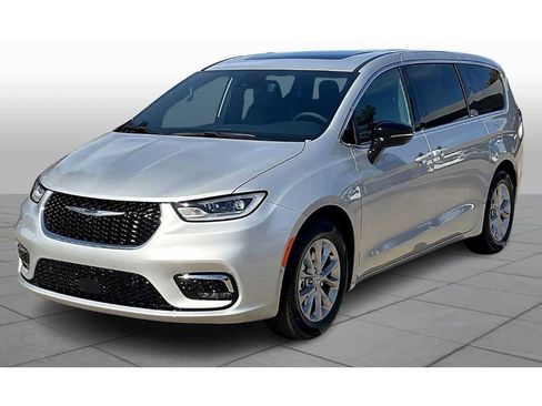 Used 2023 Chrysler Voyager LX image 1