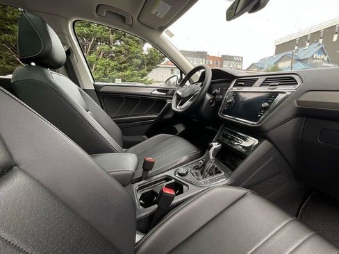 Used 2023 Volkswagen Tiguan SE w/ Panoramic Sunroof Package AWD/4WD image 19