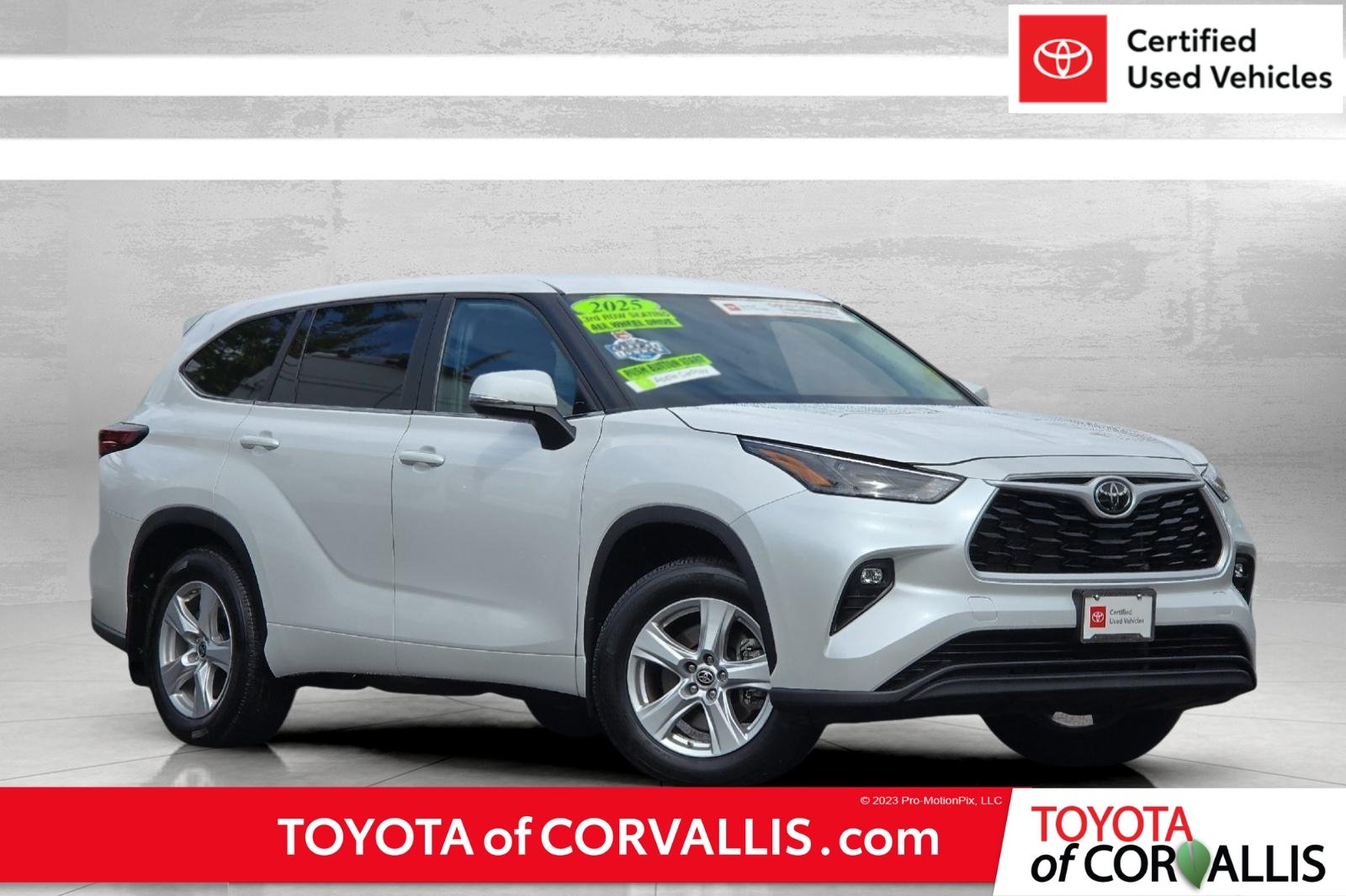 Used 2025 Toyota Highlander LE AWD/4WD image 1