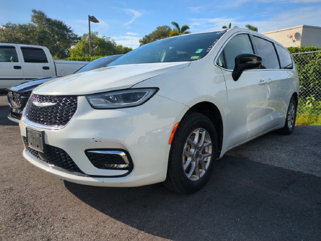 Used 2024 Chrysler Pacifica Touring-L FWD image 3