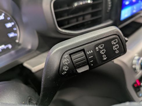 Used 2022 Ford Explorer XLT w/ Equipment Group 202A image 18