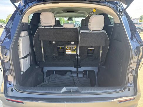 Used 2025 Toyota Sienna LE FWD image 19