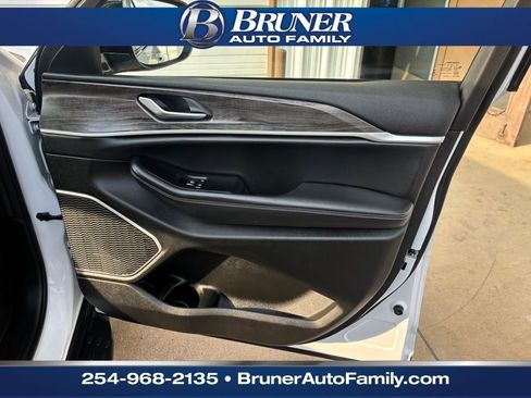 Used 2022 Jeep Grand Cherokee Limited image 15