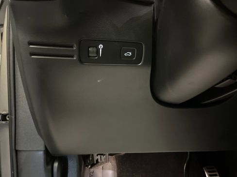 Used 2022 Volvo XC40 T5 R-Design w/ Advanced Package image 12